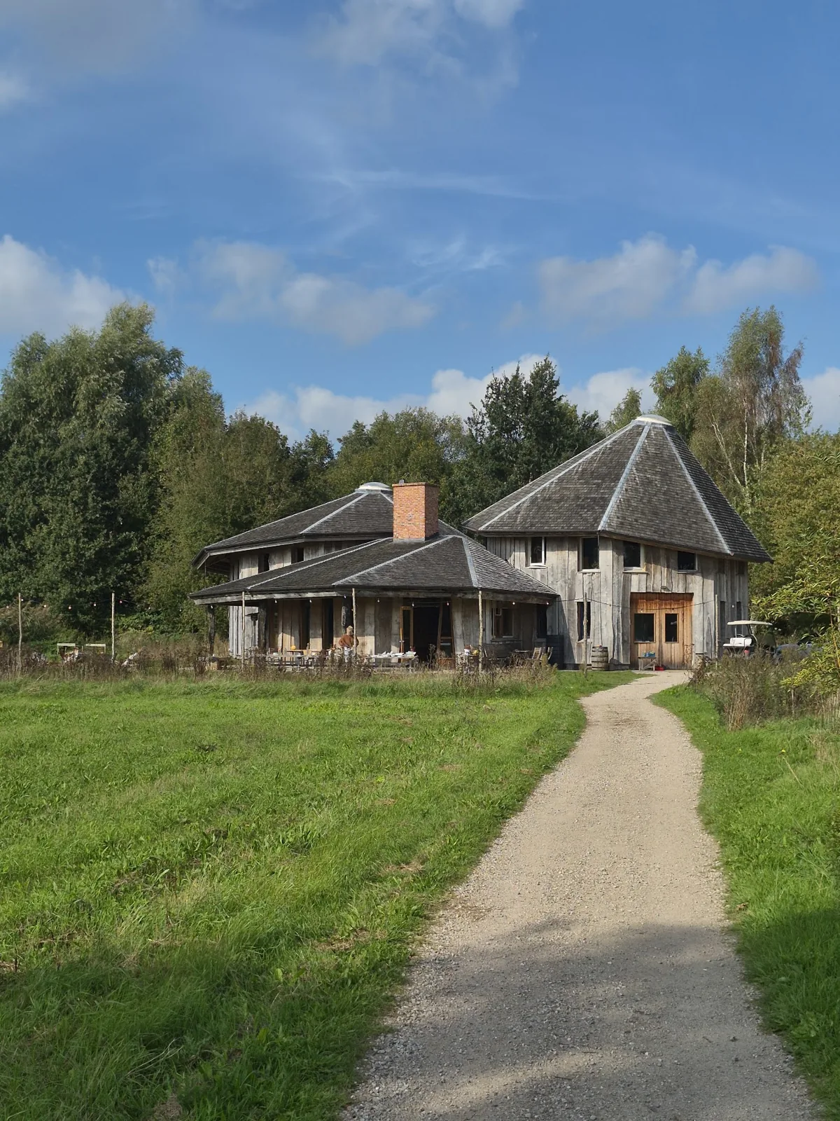 De houten gebouwen tussen de bomen
