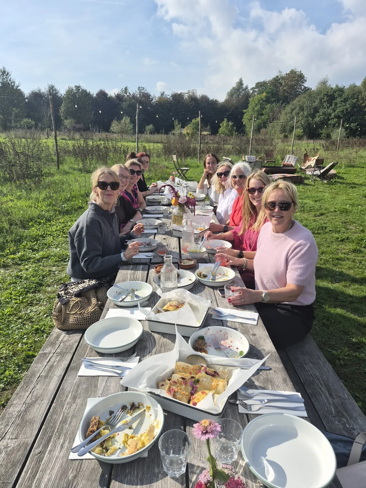 Een lange tafel vol verse gerechten en gesprekken