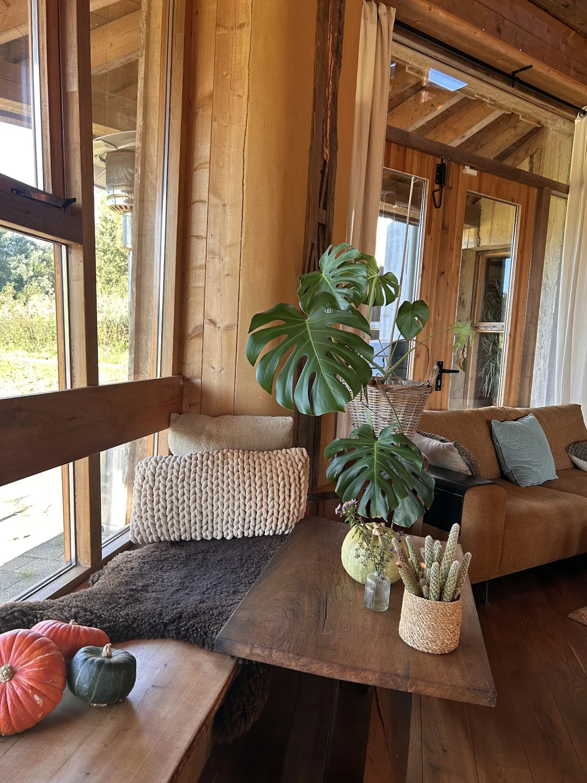 Een warm hoekje in het houten gebouw