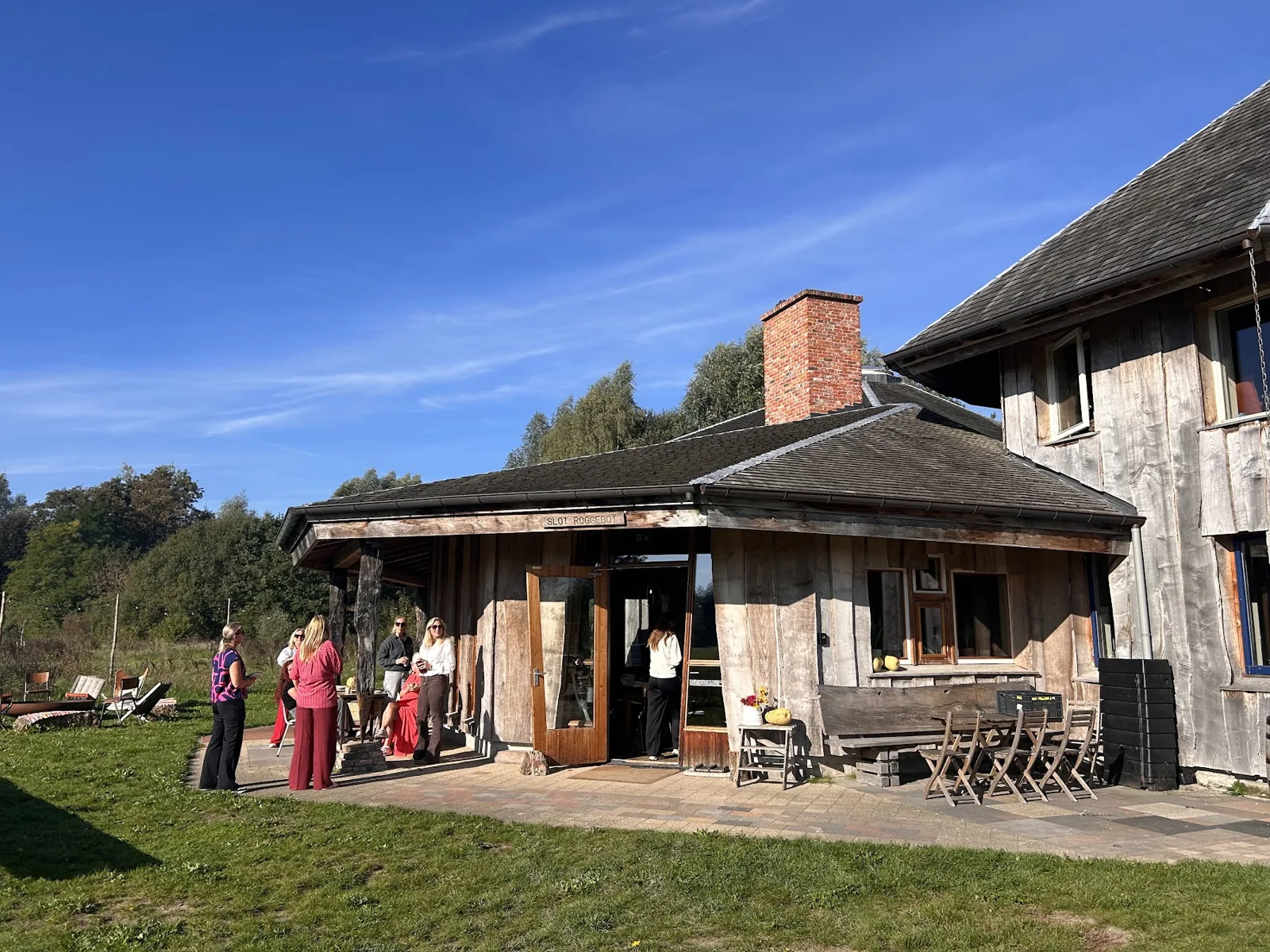 Samen buiten bij het houten gebouw
