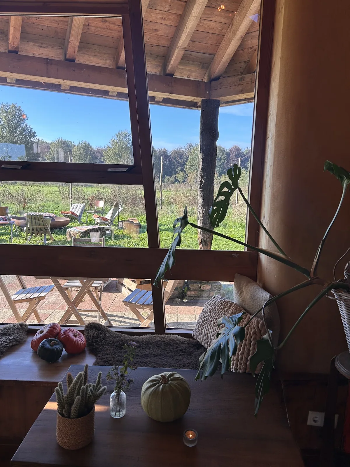 Uitzicht vanuit de lichte binnenruimte
