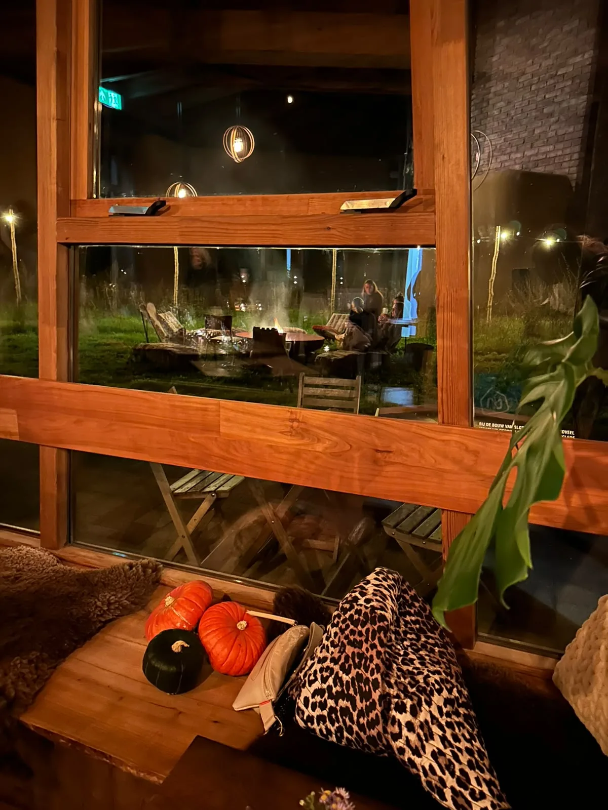 Een warme avond bij het raam