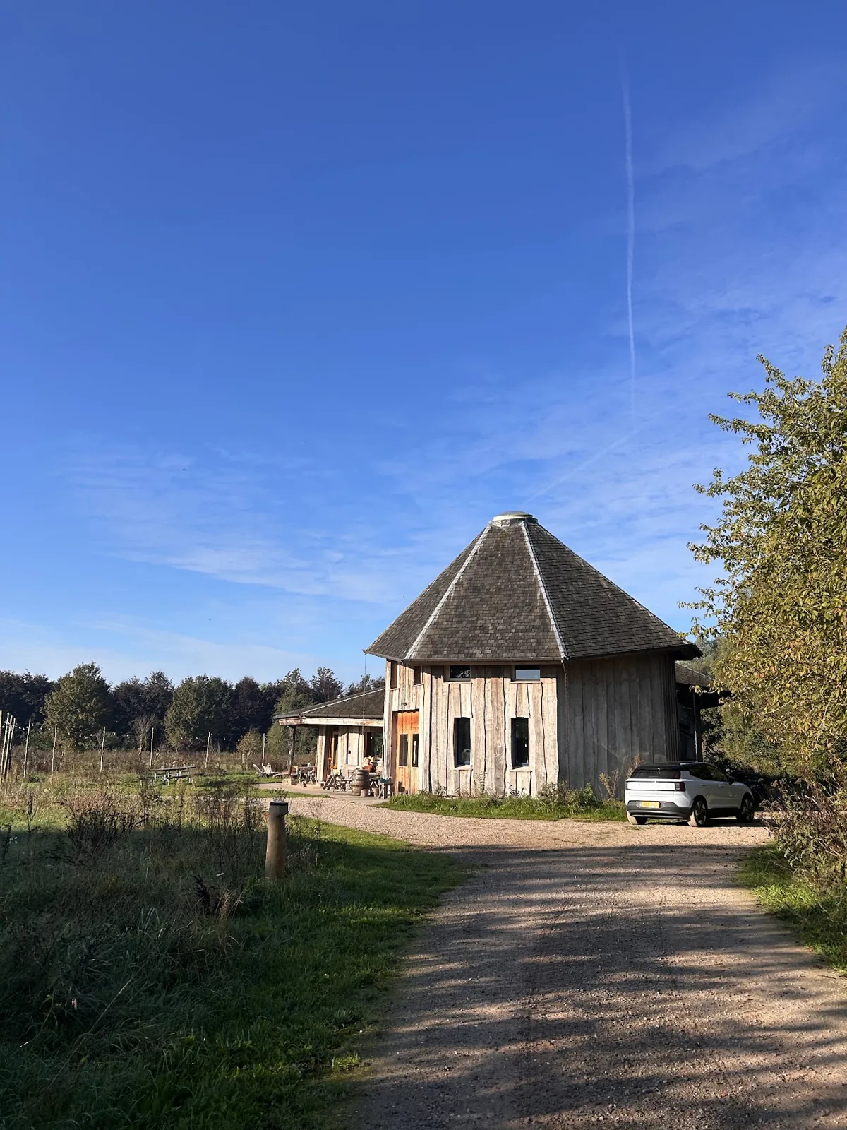 Het ronde houten gebouw in de zon