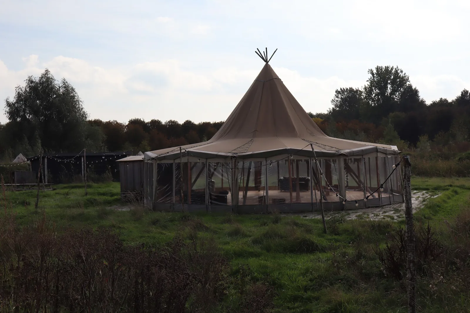 De sfeervolle tent midden in het groen