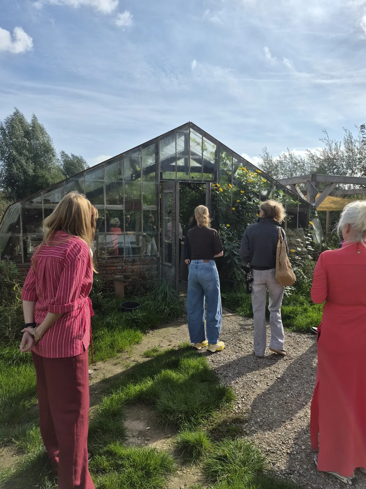 Op ontdekking tussen de planten