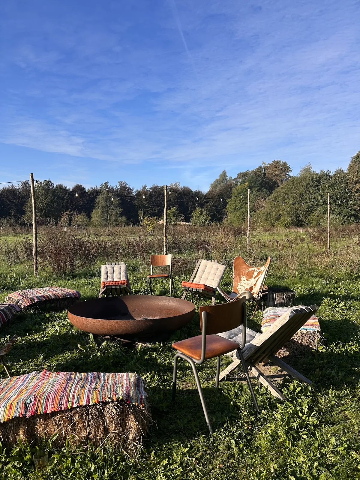 Kleurrijke stoelen rondom de vuurplaats